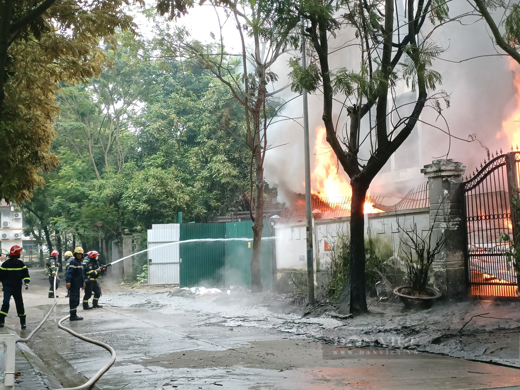 Đang cháy lớn tại xưởng nhựa ở Khu Đô thị Pháp Vân, Hà Nội - Ảnh 8.