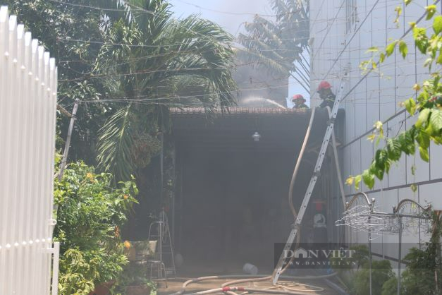 Ninh Thuận: Cháy lớn trong căn nhà 2 tầng, 3 nạn nhân vẫn còn kẹt bên trong - Ảnh 2.