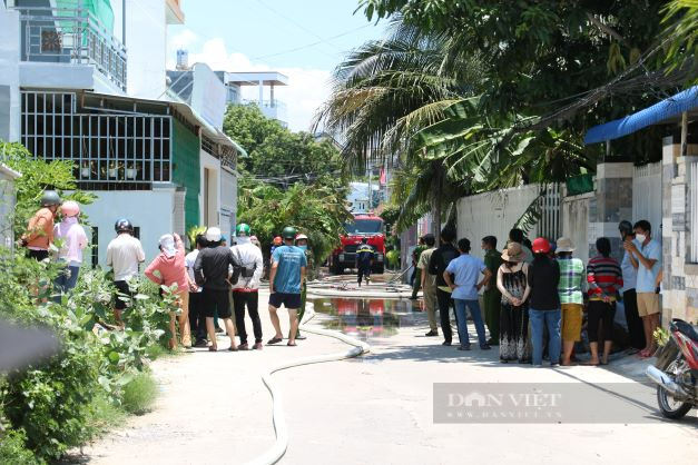 Ninh Thuận: Cháy lớn trong căn nhà 2 tầng, 3 nạn nhân vẫn còn kẹt bên trong - Ảnh 1.