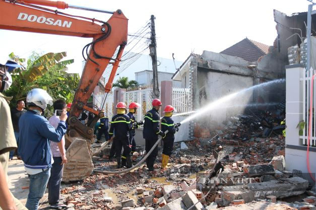 Toàn cảnh lực lượng chức năng tìm kiếm các nạn nhân trong vụ cháy ngôi nhà 2 tầng ở Ninh Thuận - Ảnh 2.