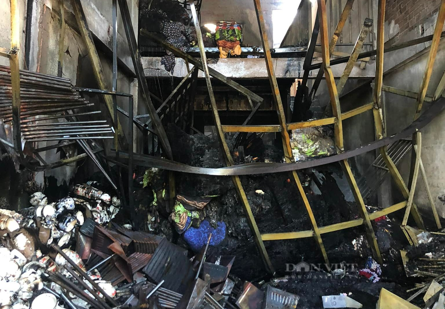 Ninh Thuận: Người thân thất thần ngồi chờ lực lượng tìm kiếm 3 nạn nhân trong ngôi nhà bị cháy rụi  - Ảnh 8.