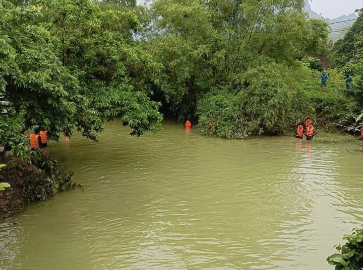 Tìm thấy thi thể nam thanh niên 17 tuổi bị lũ cuốn trôi ở Hoà Bình - Ảnh 2.