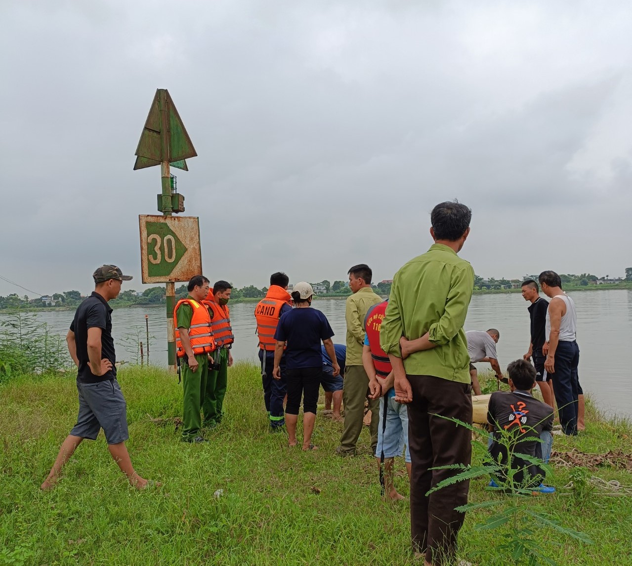 Vụ 4 người mất tích trên sông Đào, Nam Định: Tìm thấy thi thể cả 4 nạn nhân - Ảnh 1.