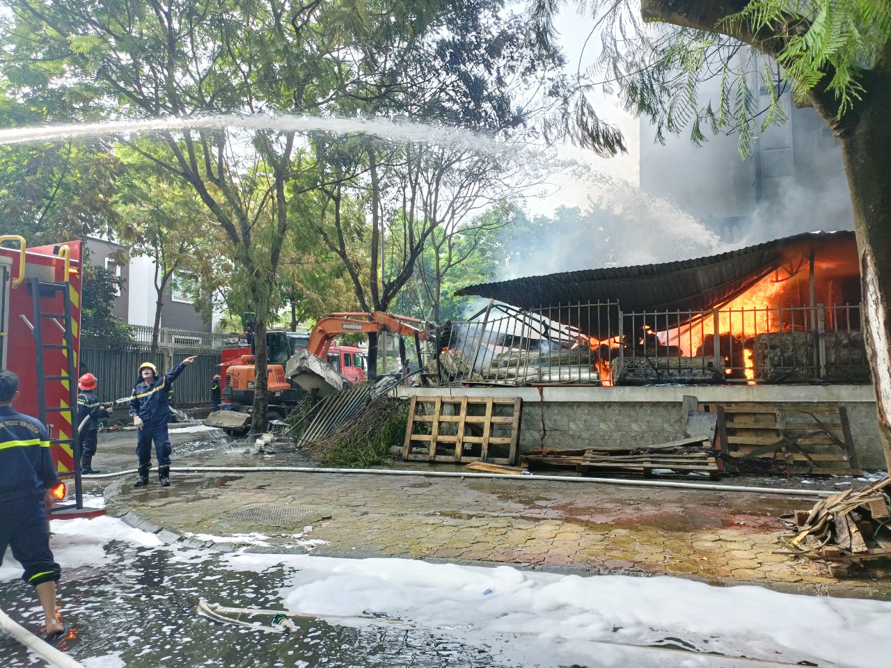 Dập tắt hoàn toàn đám cháy tại một biệt thự ở Khu đô thị Pháp Vân, Hà Nội - Ảnh 2.
