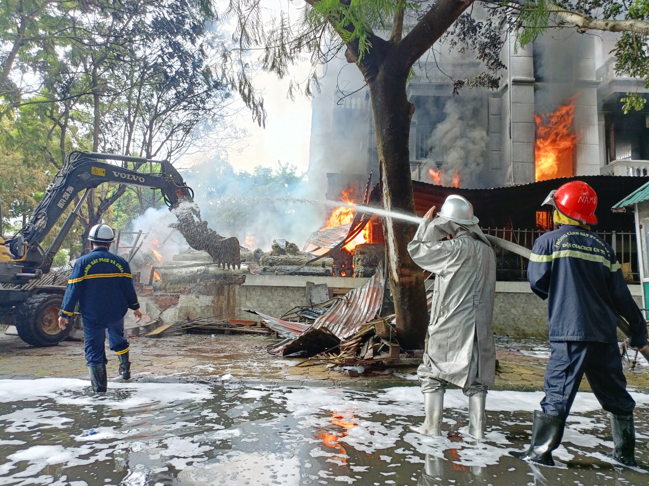 Dập tắt hoàn toàn đám cháy tại một biệt thự ở Khu đô thị Pháp Vân, Hà Nội - Ảnh 1.