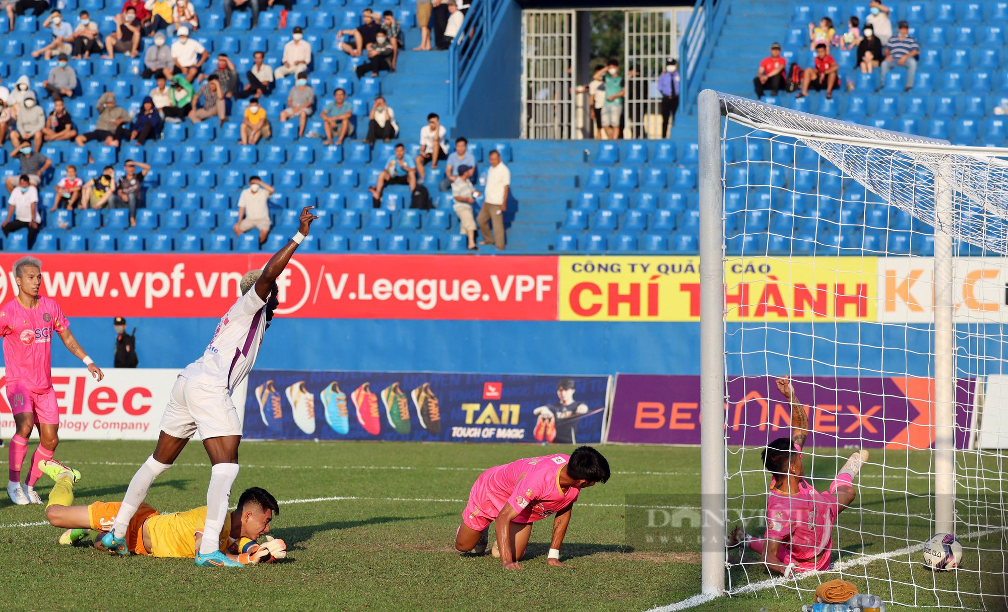 Thua trên đất Thủ, Sài Gòn FC chìm sâu trong khủng hoảng - Ảnh 2.