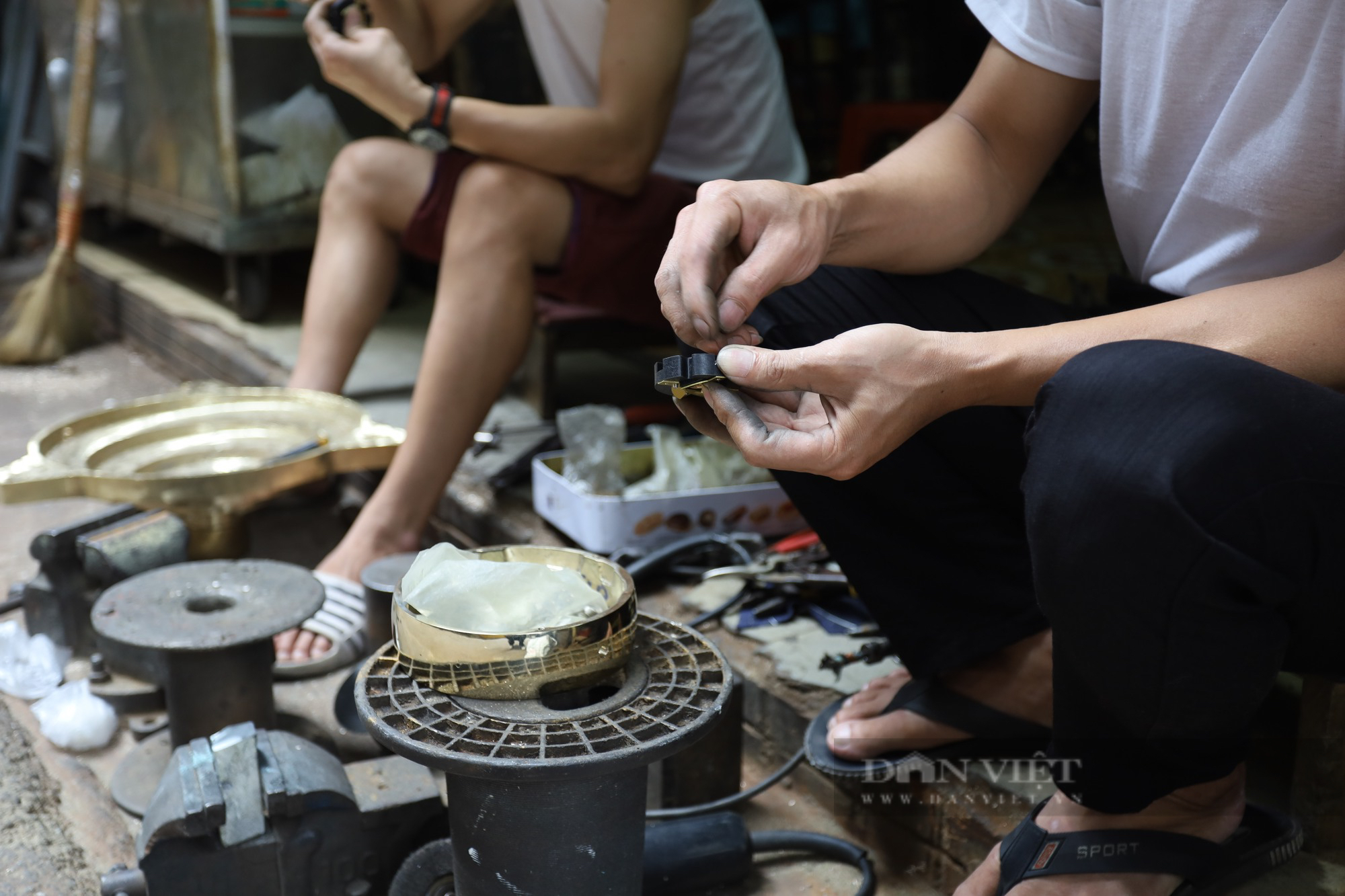 Người kế thừa gia tài từ “ông vua quạt cổ” tiết lộ điều bất ngờ xoay quanh việc phục chế quạt - Ảnh 6.