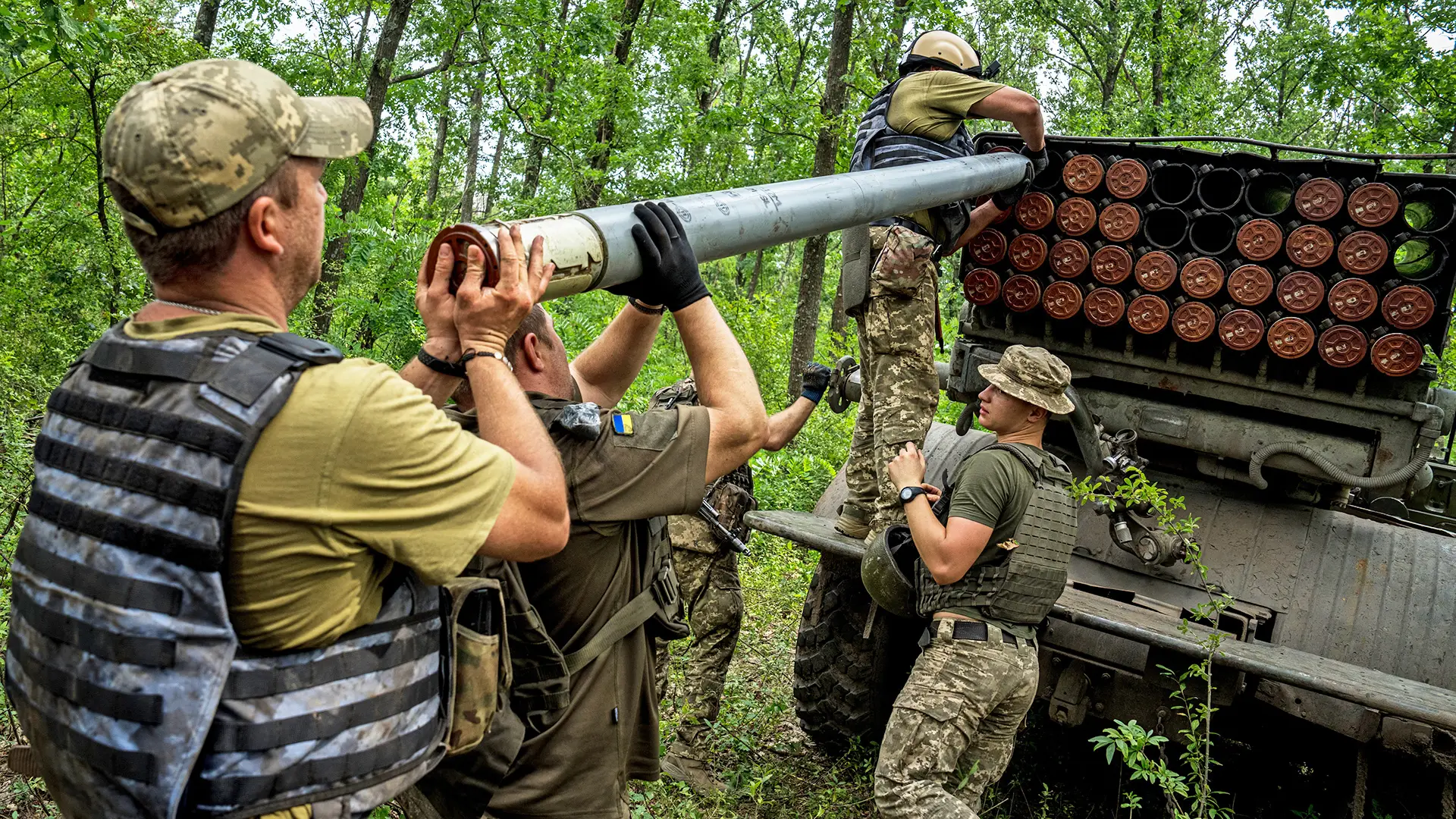 Quân đội Nga đối mặt với 'cơn ác mộng' ở Kherson, Ukraine kêu gọi trừng phạt ngành công nghiệp hạt nhân của Moscow - Ảnh 1.