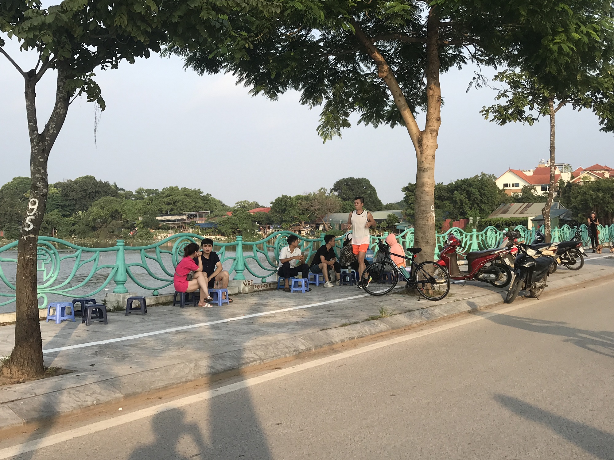 Các quán nước tự phát lấn chiếm đường ven hồ Đầm Trị (Ảnh: Thái Nguyễn)