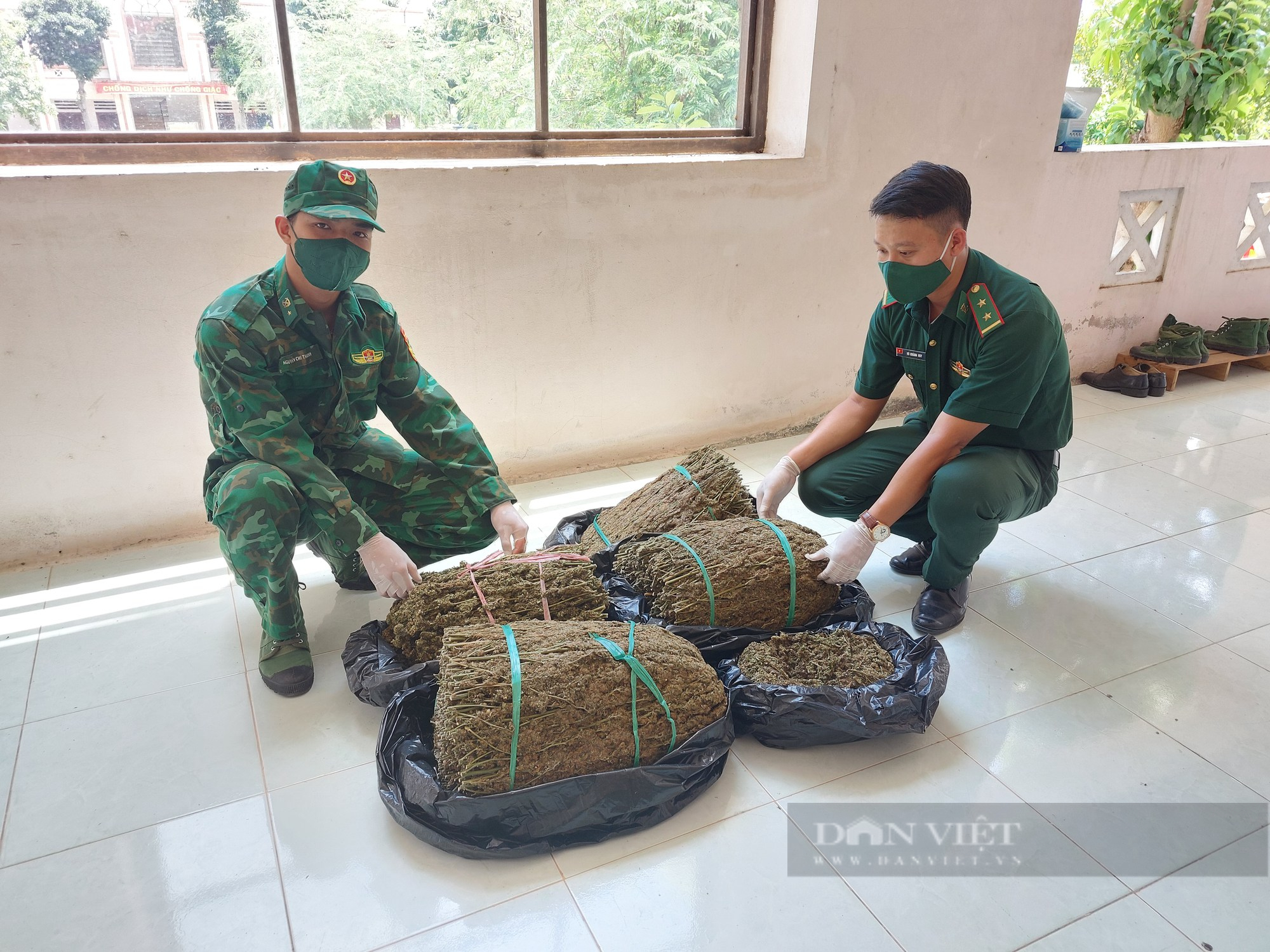 Bộ đội Biên phòng An Giang quyết tâm chặn buôn lậu mùa nước nổi - Ảnh 5.