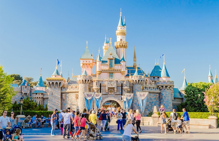 Disneyland lãi &quot;khủng&quot;, hút du khách sau đại dịch - Ảnh 1.