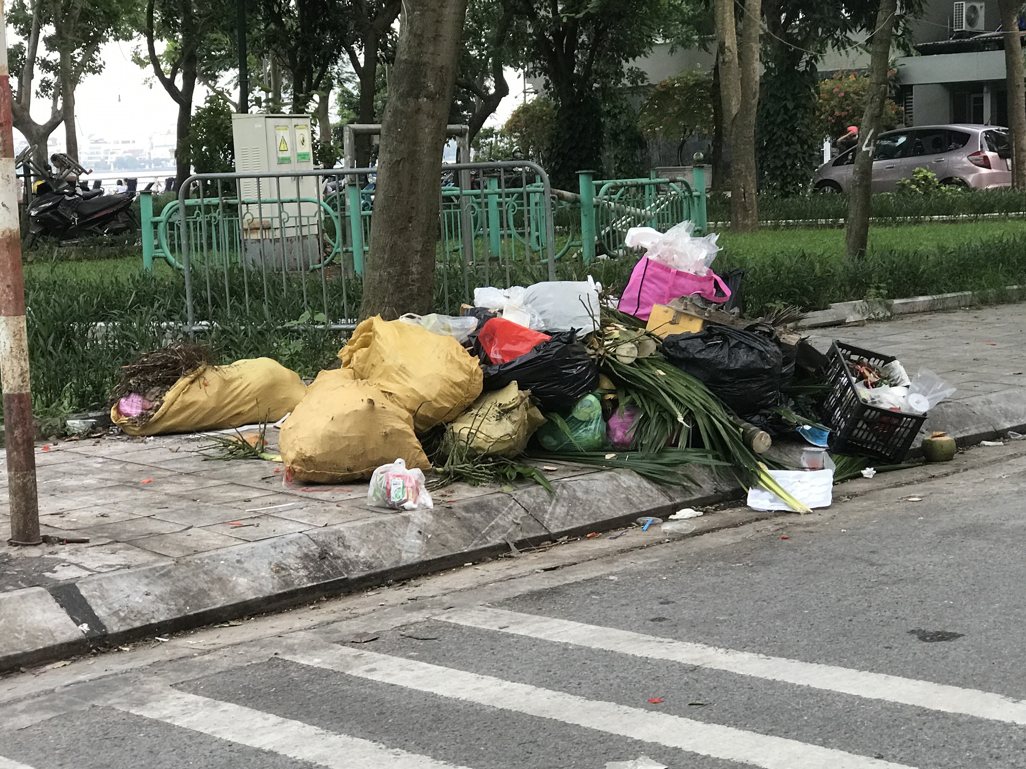 Điểm tập kết rác thải &quot;tự phát&quot; trên bán đảo Quảng An (Ảnh: Thái Nguyễn)