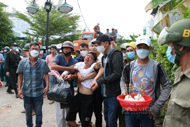 Người nhà gào khóc tuyệt vọng khi lực lượng chức năng đưa thi thể người thân ra khỏi ngôi nhà cháy ở Ninh Thuận - Ảnh 2.