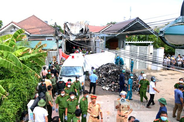 Người nhà gào khóc tuyệt vọng khi lực lượng chức năng đưa thi thể người thân ra khỏi ngôi nhà cháy ở Ninh Thuận - Ảnh 7.