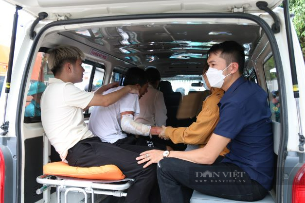 Người nhà gào khóc tuyệt vọng khi lực lượng chức năng đưa thi thể người thân ra khỏi ngôi nhà cháy ở Ninh Thuận - Ảnh 6.
