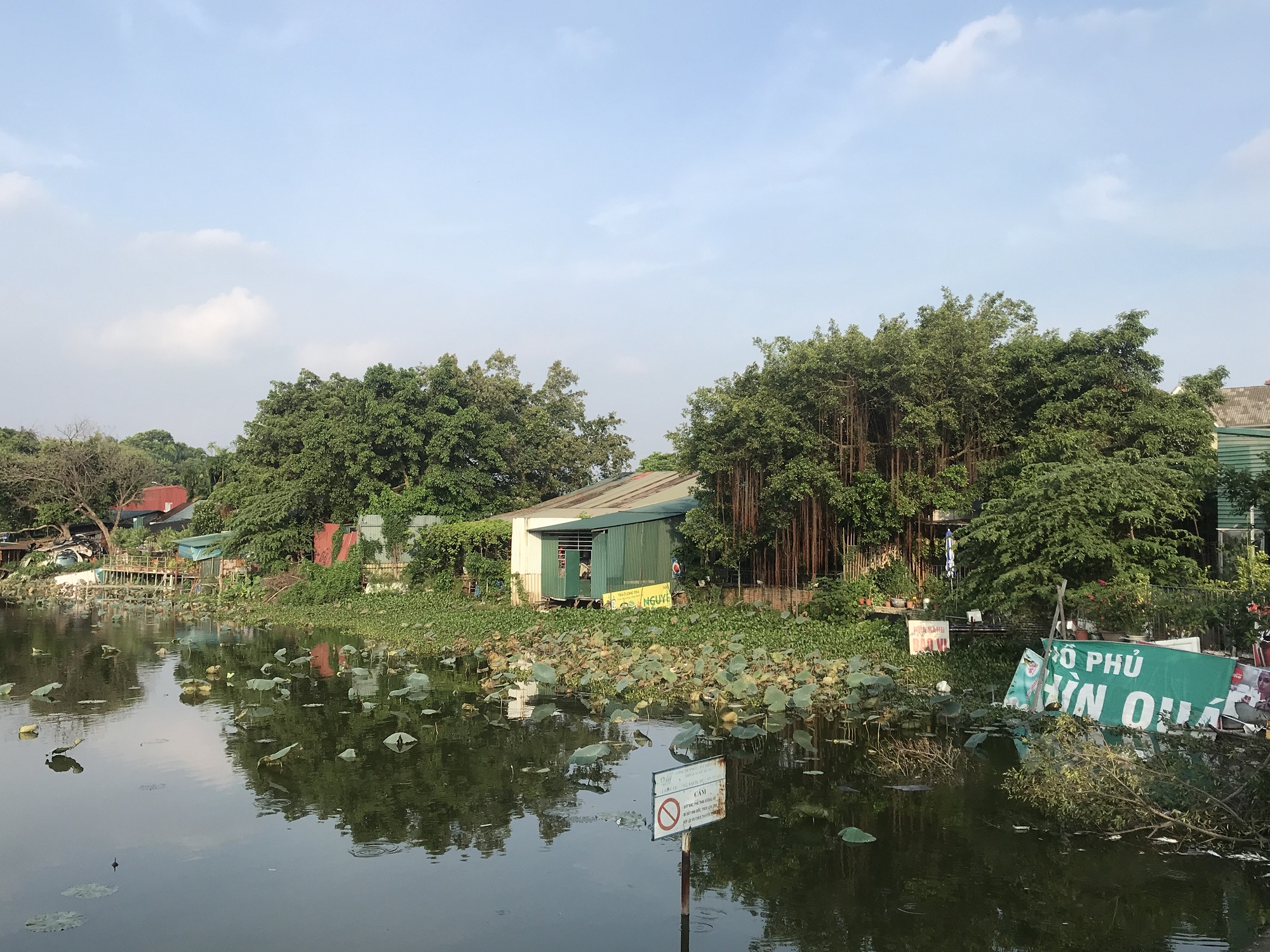 Nhiều nhà hàng, quán án thuộc bán đảo Quảng An xây dựng lấn chiếm mặt hồ Đầm Trị (Ảnh: Thái Nguyễn)