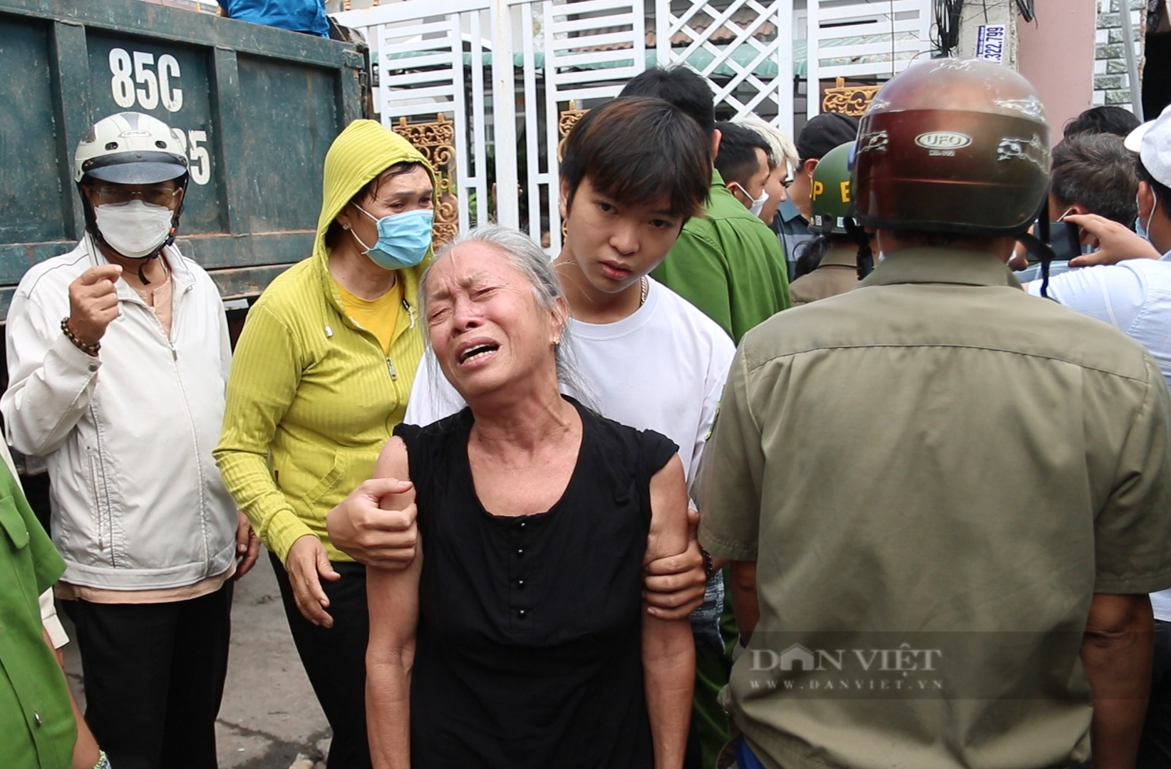 Người nhà gào khóc tuyệt vọng khi lực lượng chức năng đưa thi thể người thân ra khỏi ngôi nhà cháy ở Ninh Thuận - Ảnh 4.