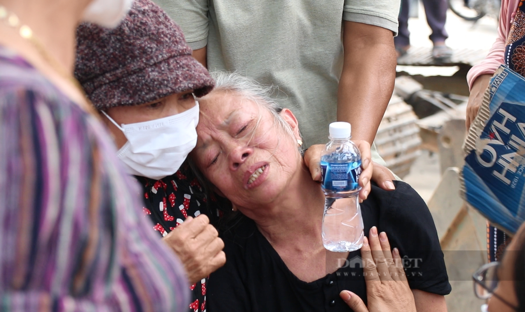 Người nhà gào khóc tuyệt vọng khi lực lượng chức năng đưa thi thể người thân ra khỏi ngôi nhà cháy ở Ninh Thuận - Ảnh 5.