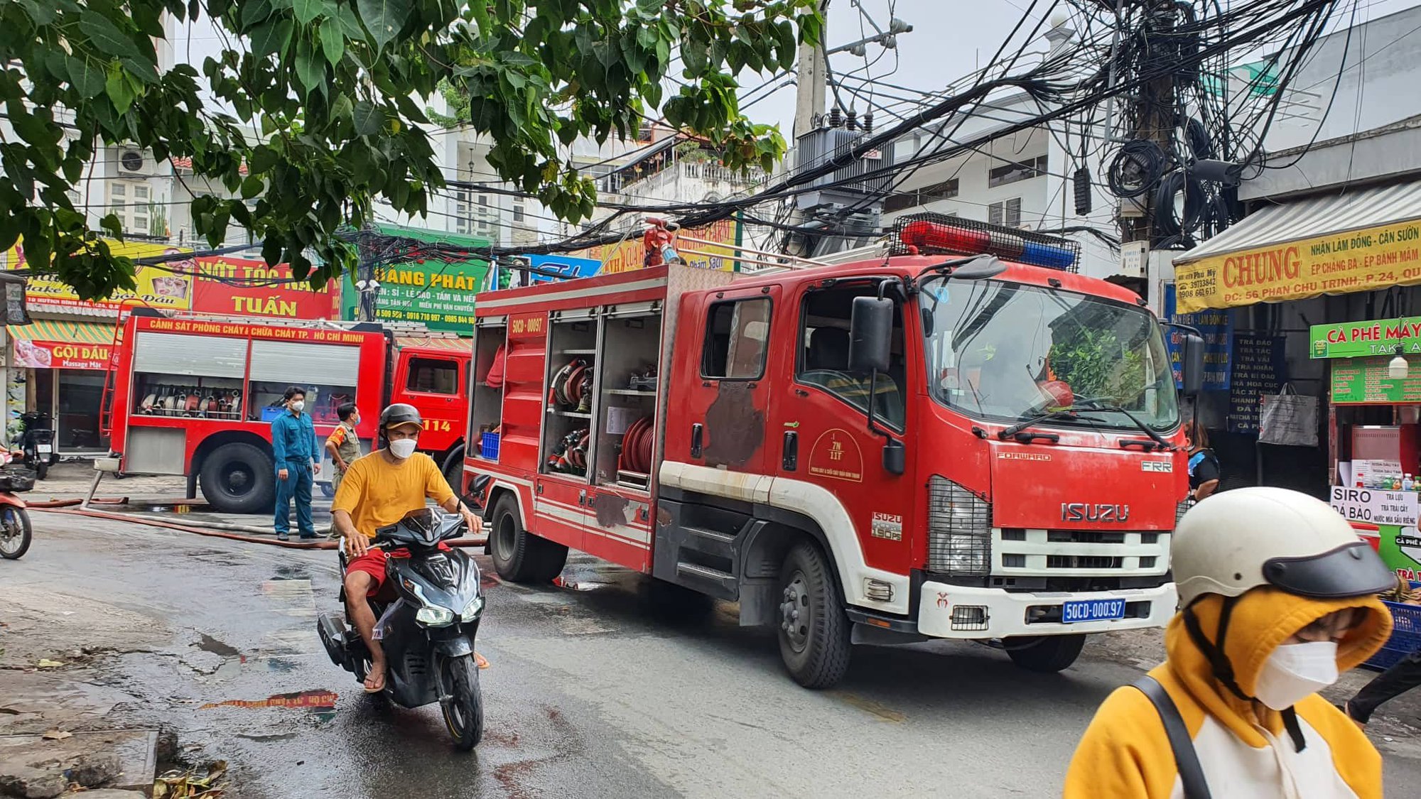 TP.HCM: Cháy lớn tại một khu nhà trọ 5 tầng, cứu được 3 nạn nhân thoát ra ngoài - Ảnh 1.