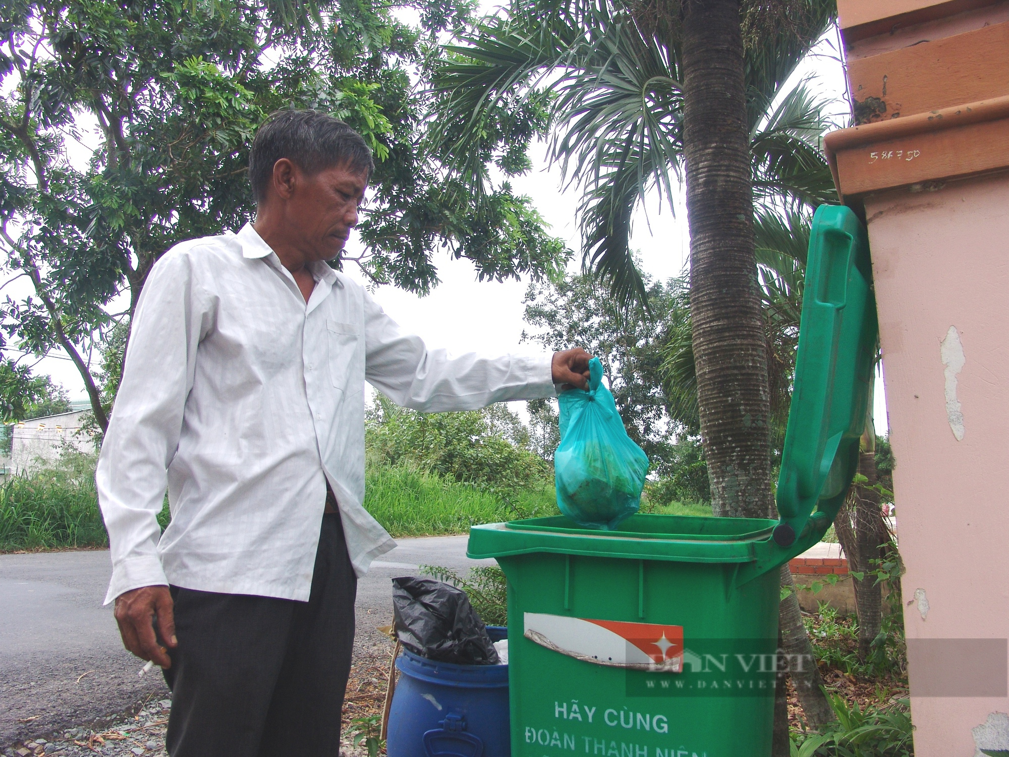 Những nông dân thích nhặt rác làm sạch xóm, làng - Ảnh 3.