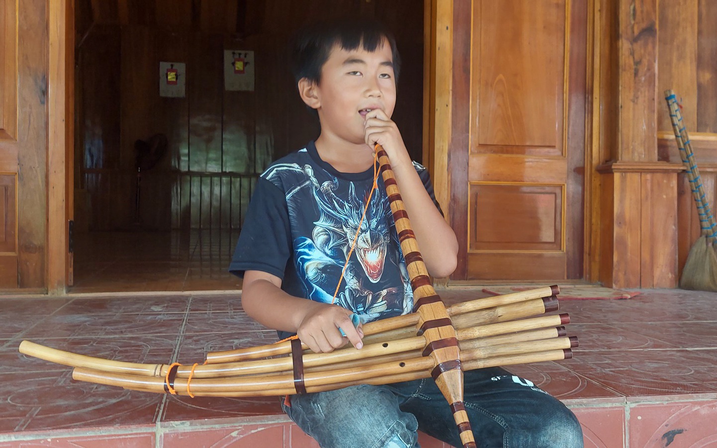 Ngỡ ngàng với cậu bé người Mông, mới 9 tuổi đã biết múa khèn
