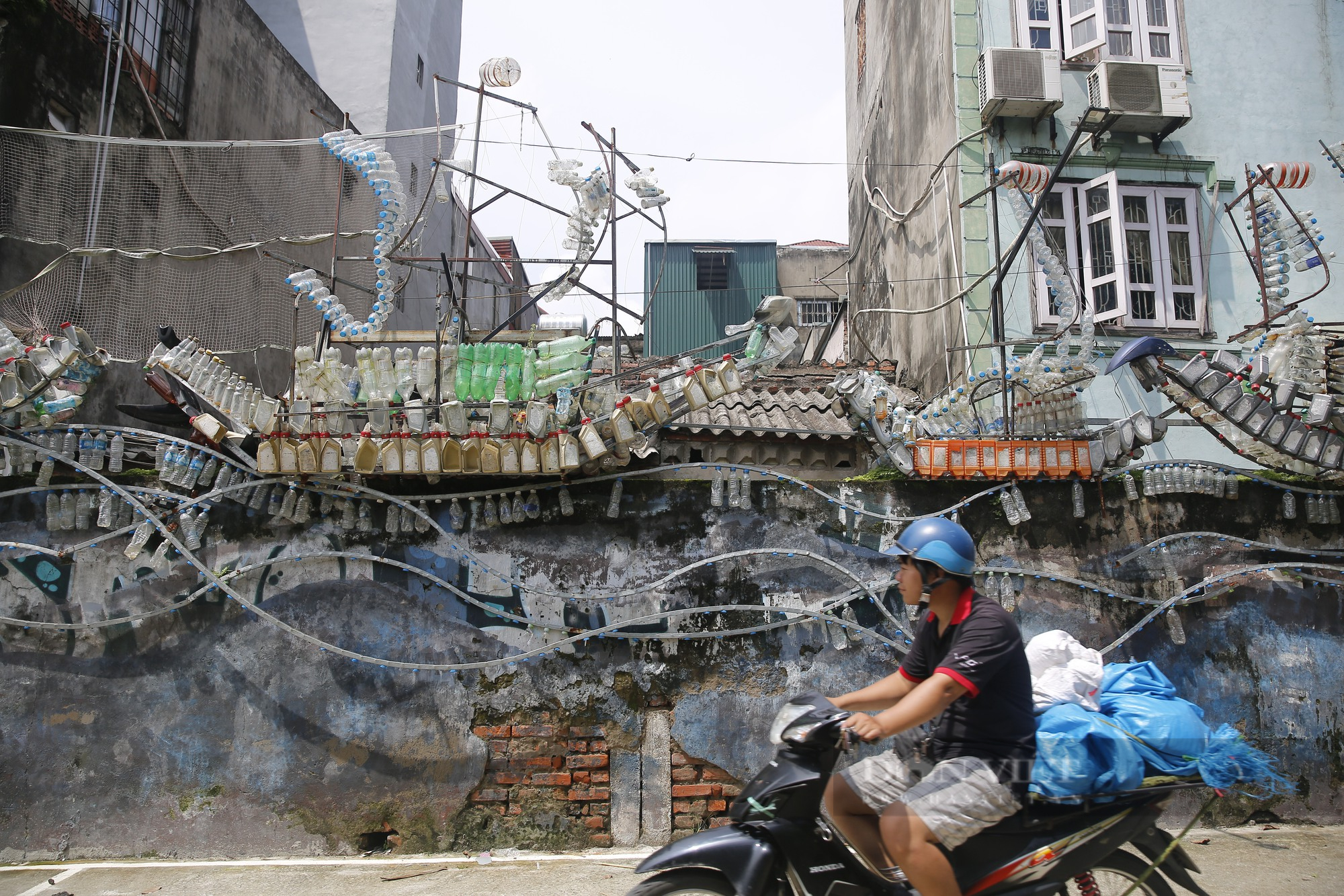 Nhiều không gian văn hóa nghệ thuật tại Hà Nội bị bôi bẩn, xuống cấp nghiêm trọng - Ảnh 4.