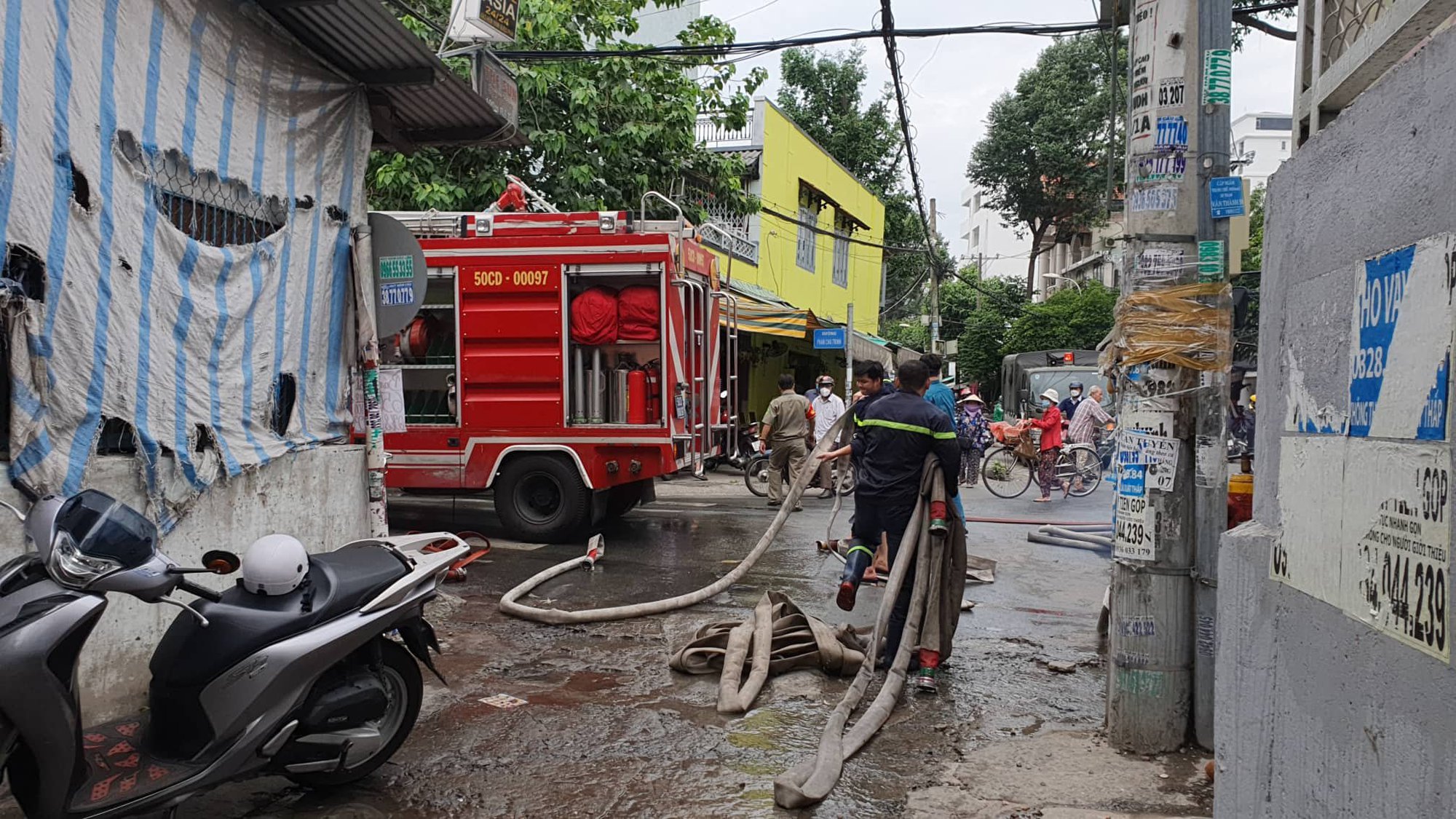 TP.HCM: Cháy lớn tại một khu nhà trọ 5 tầng, cứu được 3 nạn nhân thoát ra ngoài - Ảnh 2.