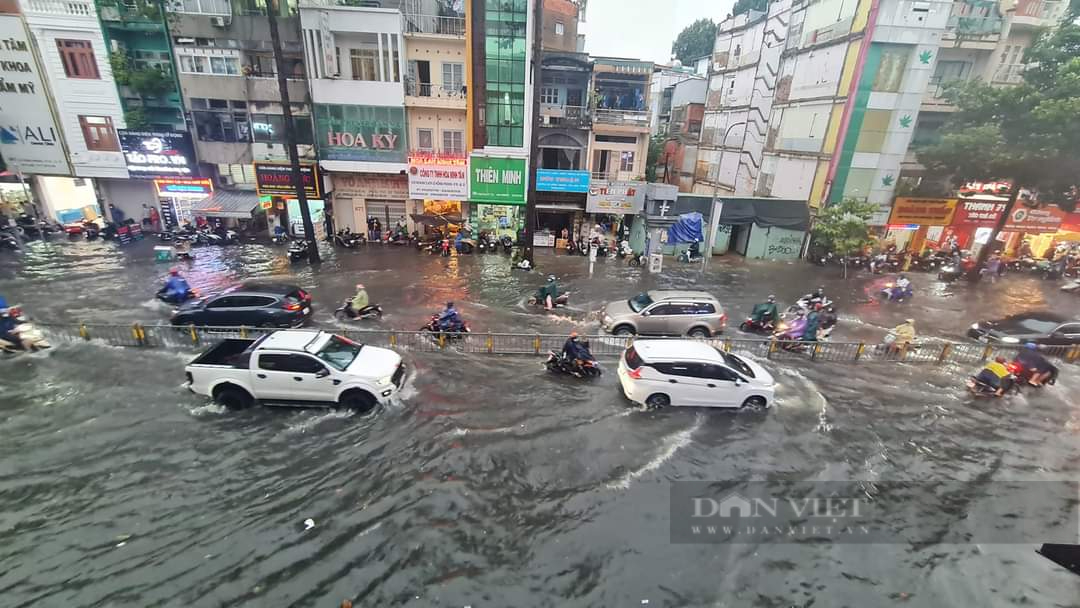 TP.HCM “thất thủ” sau cơn mưa lớn kéo dài hơn 3 giờ đồng hồ - Ảnh 2.