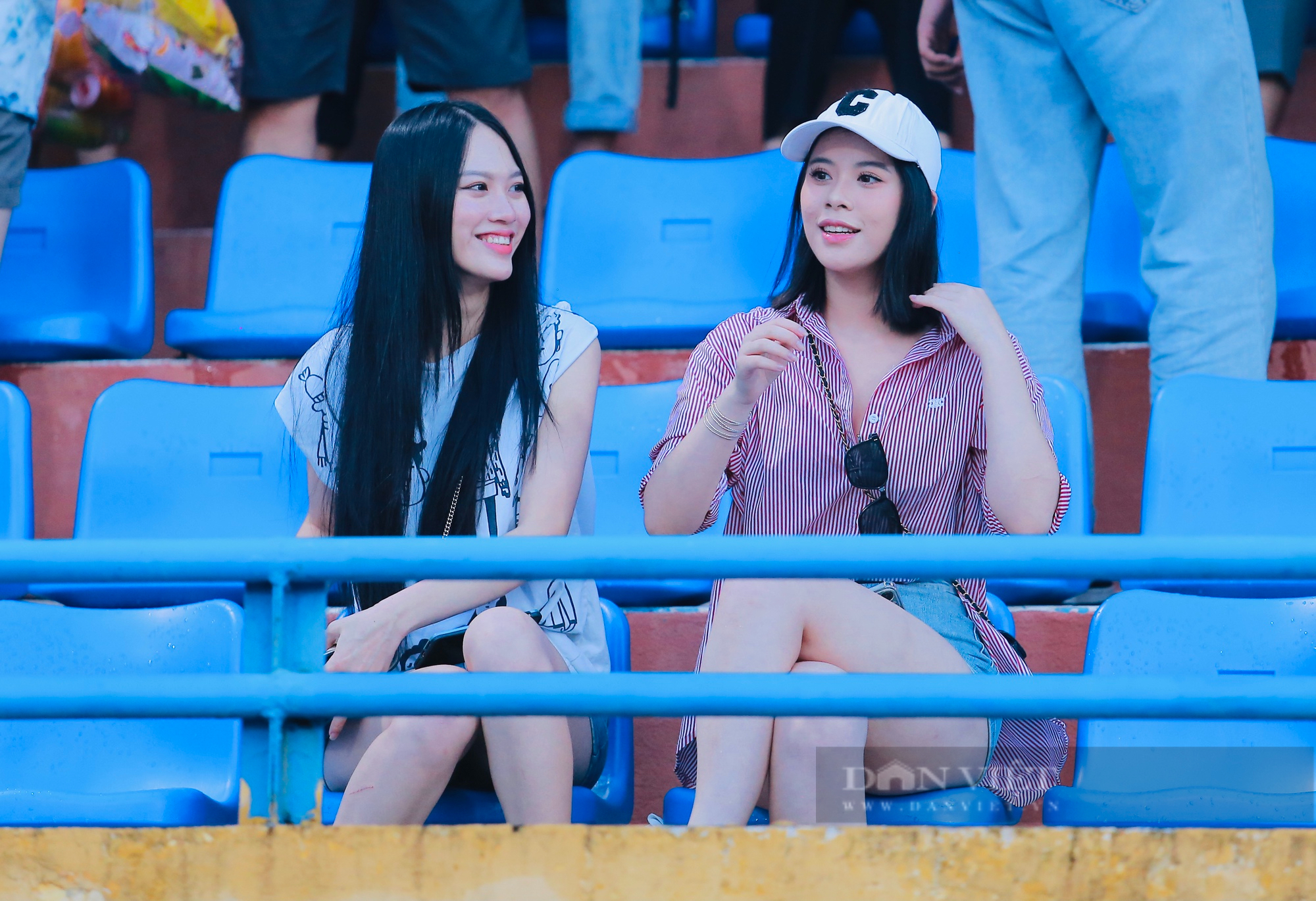 Dàn &quot;hot girl&quot; bạn gái cầu thủ cùng gia đình quy tụ xem trận đấu giữa Hà Nội FC vs HAGL - Ảnh 6.