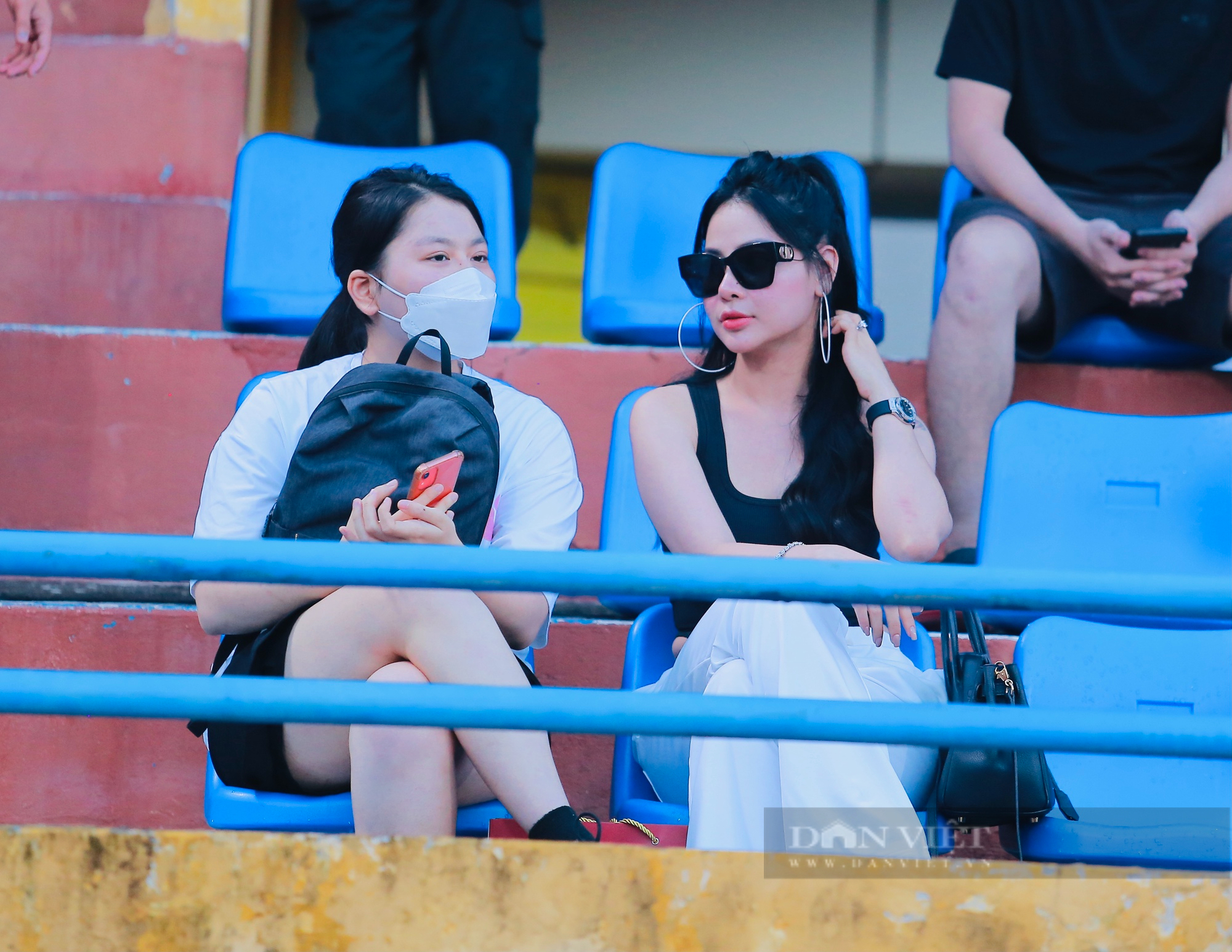 Dàn &quot;hot girl&quot; bạn gái cầu thủ cùng gia đình quy tụ xem trận đấu giữa Hà Nội FC vs HAGL - Ảnh 10.