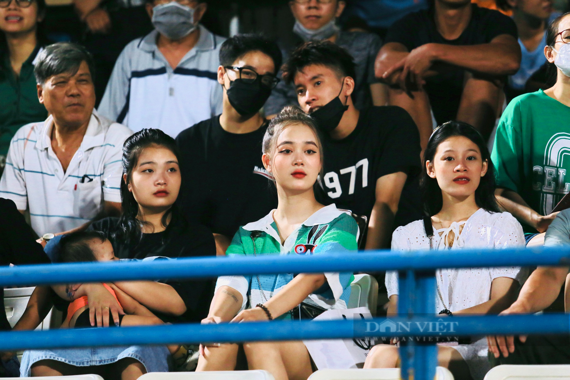 Dàn &quot;hot girl&quot; bạn gái cầu thủ cùng gia đình quy tụ xem trận đấu giữa Hà Nội FC vs HAGL - Ảnh 5.
