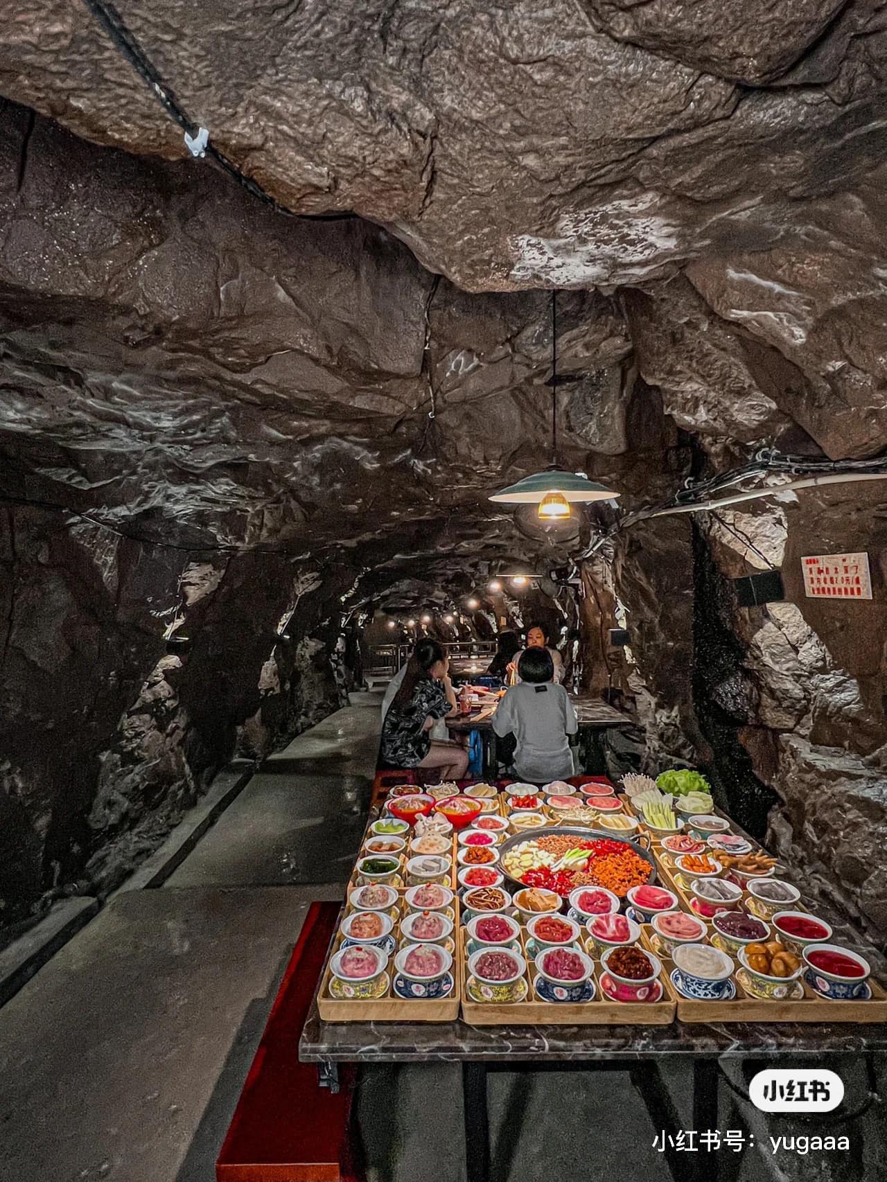 Độc đáo với nhà hàng lẩu dưới hầm trú ẩn hút khách tại Trùng Khánh, Trung Quốc - Ảnh 2.