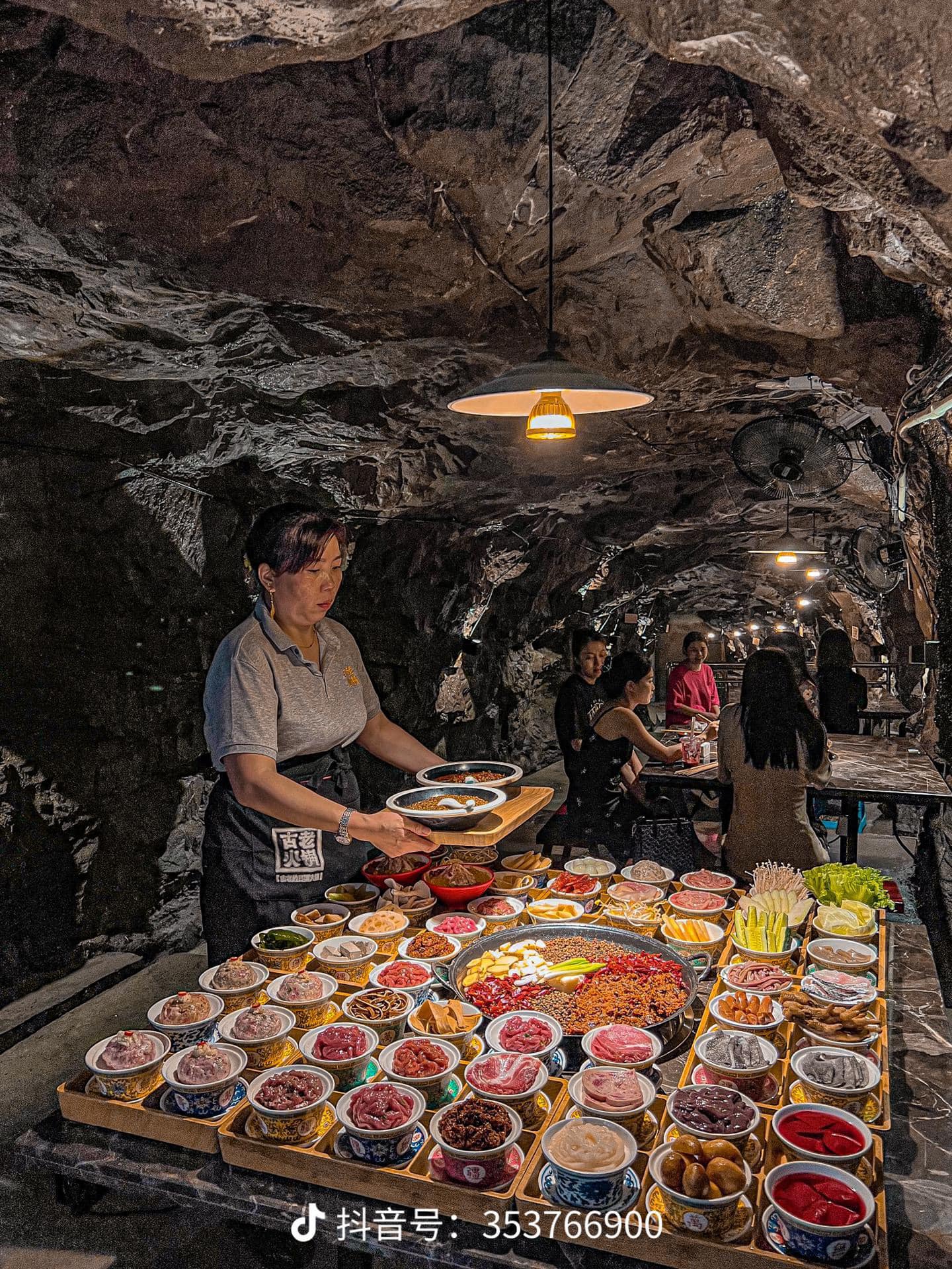 Độc đáo với nhà hàng lẩu dưới hầm trú ẩn hút khách tại Trùng Khánh, Trung Quốc - Ảnh 3.