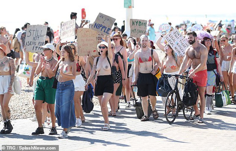Cuộc diễu hành kỳ lạ “đòi quyền để ngực trần” trên bãi biển nước Anh - Ảnh 3.