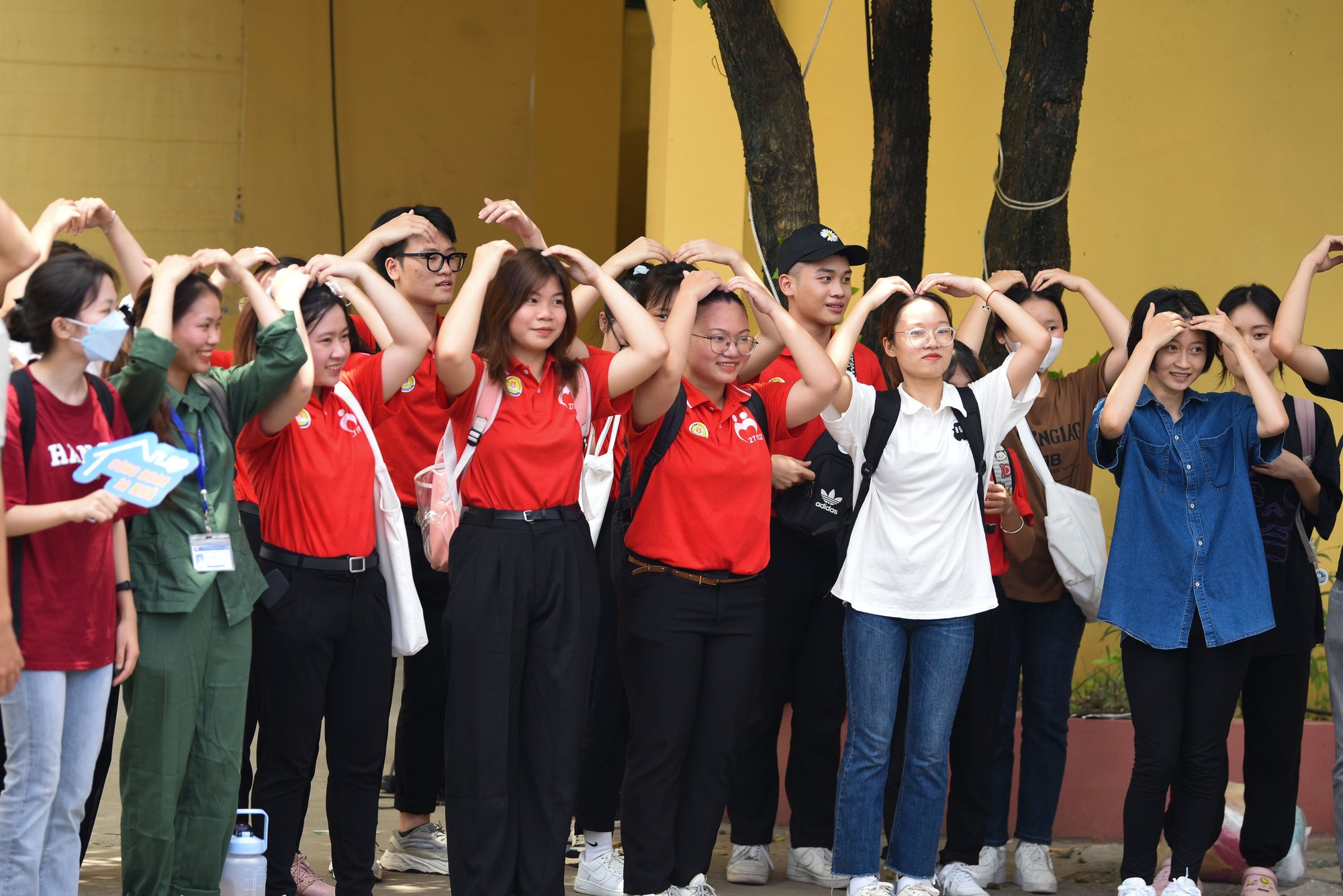 Sau 3 kỳ học online, sinh viên tưng bừng nhảy Flashmob trong lễ tựu trường  - Ảnh 3.