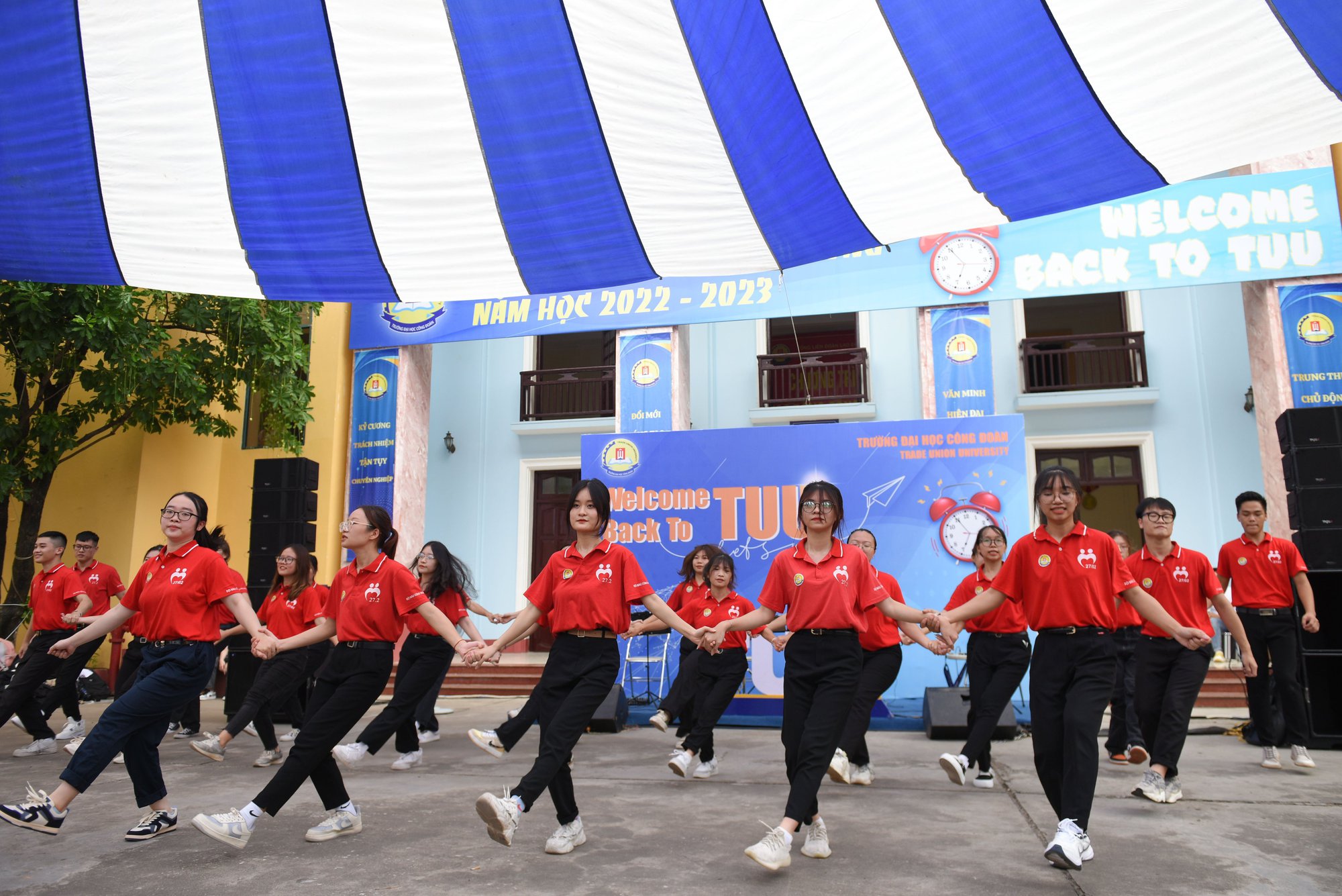 Sau 3 kỳ học online, sinh viên tưng bừng nhảy Flashmob trong lễ tựu trường  - Ảnh 2.