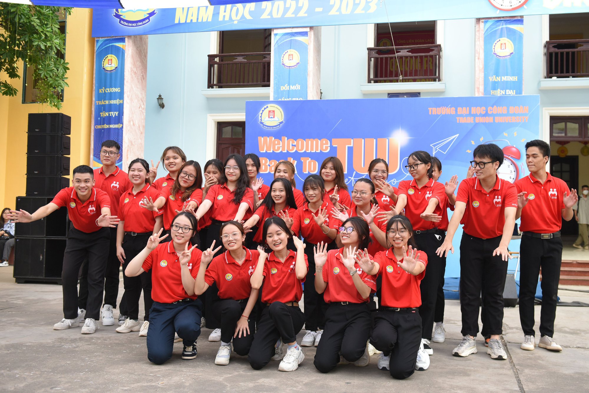 Sau 3 kỳ học online, sinh viên tưng bừng nhảy Flashmob trong lễ tựu trường  - Ảnh 4.