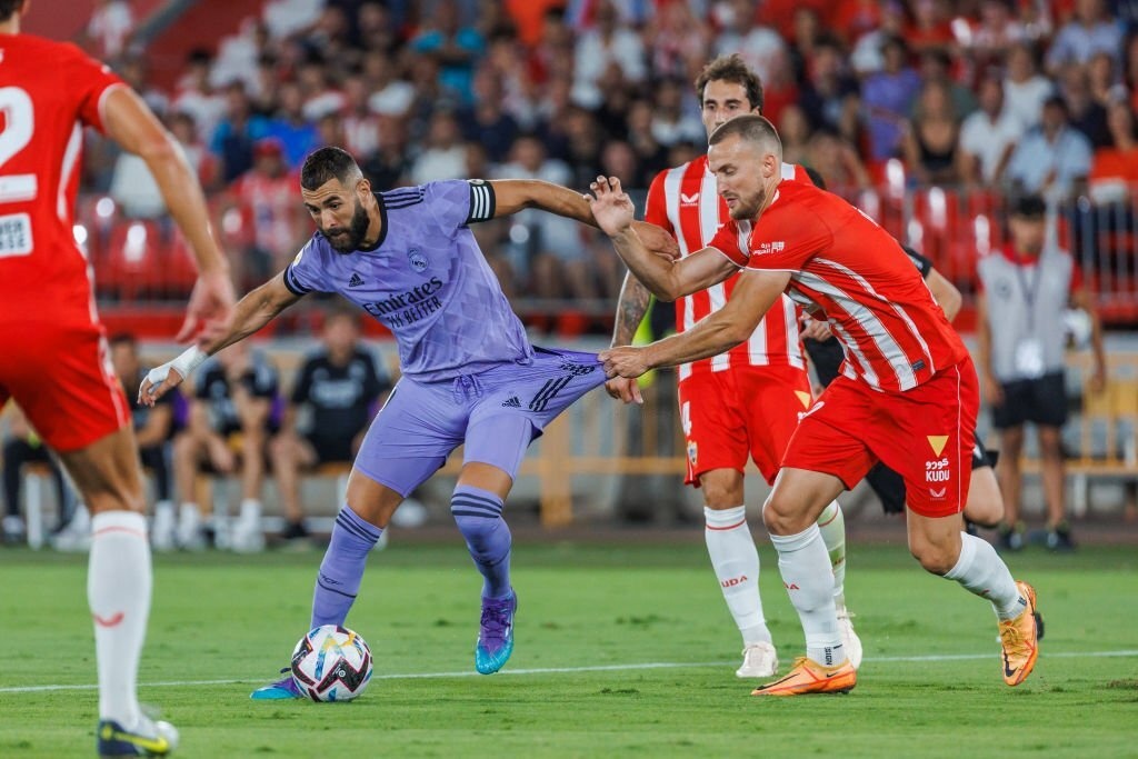 Siêu phẩm đá phạt của Alaba giúp Real Madrid thắng ngược Almeria - Ảnh 7.