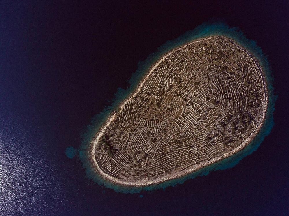 Hòn đảo vân tay kỳ lạ tại Croatia - Ảnh 1.