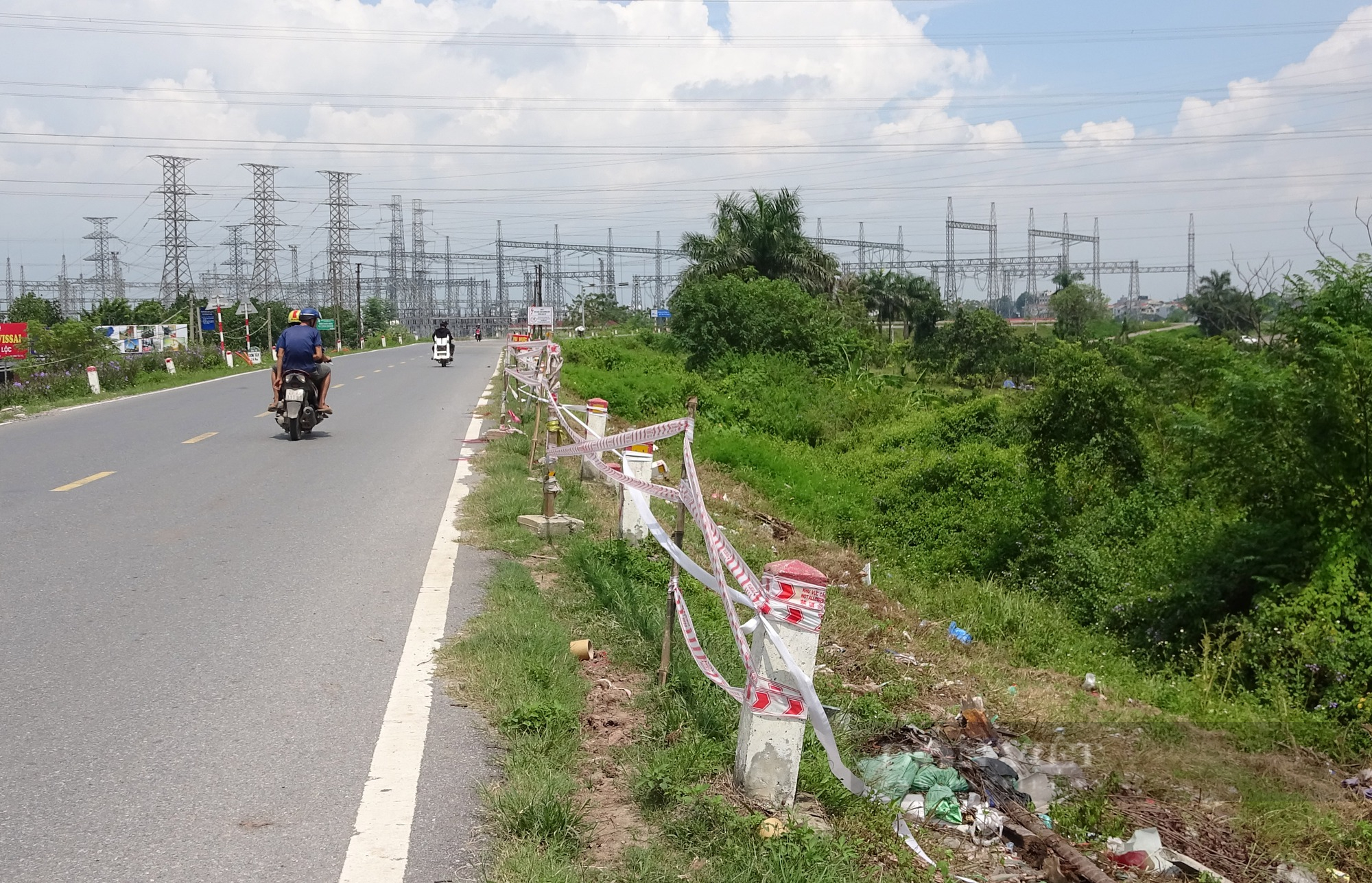  Sau bão số 2: Đê hữu Đáy (Quốc Oai) bị sạt lở gây nguy hiểm cho người đi đường   - Ảnh 2.