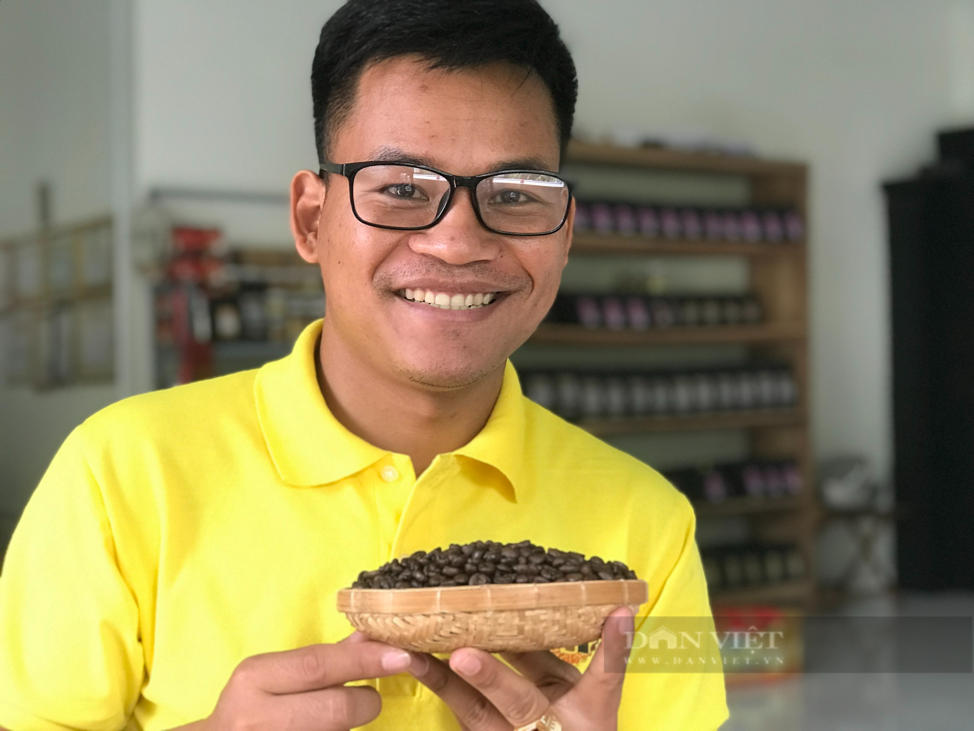 Nông dân xuất sắc năm 2022: Chàng thanh niên Ê Đê bỏ nghề bác sĩ về làm cà phê - Ảnh 2.