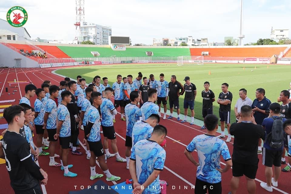 Những Hình ảnh đầu tiên của Văn Lâm khi gia nhập Bình Định FC - Ảnh 2.