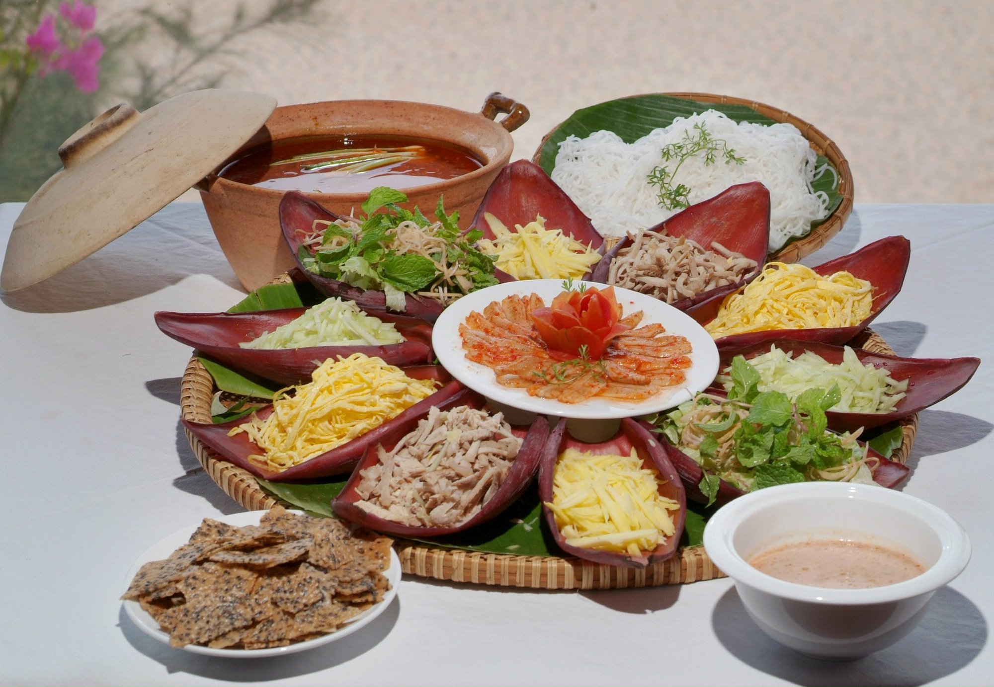 Món lẩu thả Phan Thiết có gì ngon mà khiến du khách đến Bình Thuận phải tìm ăn cho bằng được? - Ảnh 1.