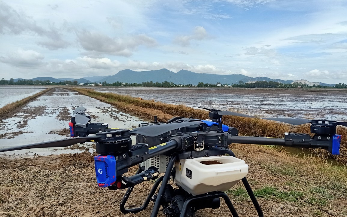 Clip: Máy bay không người lái chỉ cần vài phút sạ xong ruộng lúa, nông dân kéo đến xem