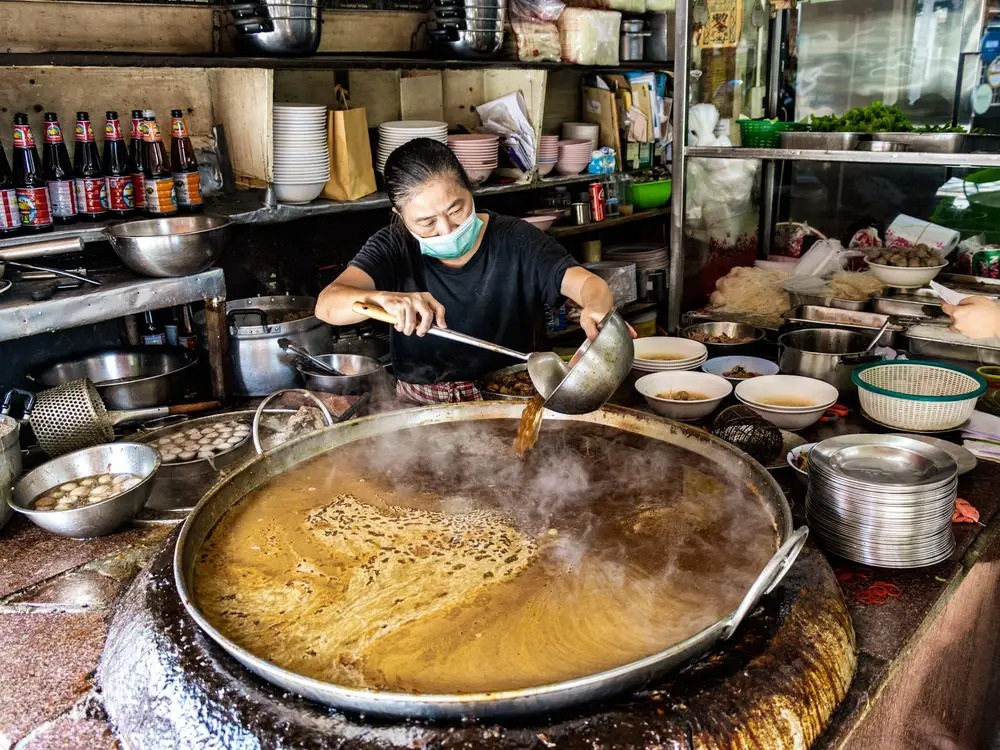 Thái Lan: Bất ngờ với nồi nước hầm tồn tại suốt 50 năm và hút du khách quốc tế - Ảnh 2.