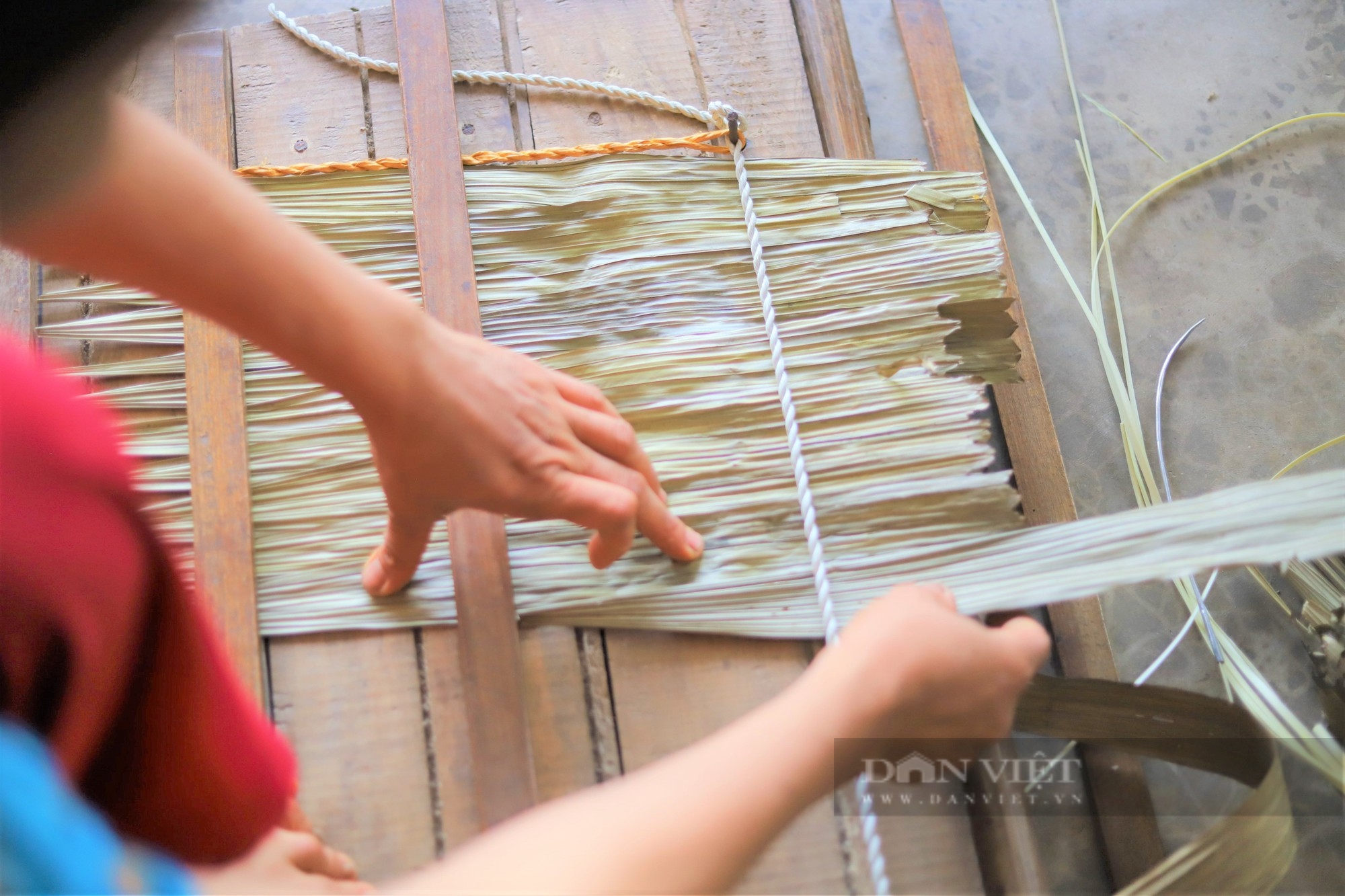 Độc đáo làng nghề chằm áo tơi 200 năm ở Hà Tĩnh, “bùa hộ mệnh” mỗi khi nông dân ra đồng - Ảnh 3.
