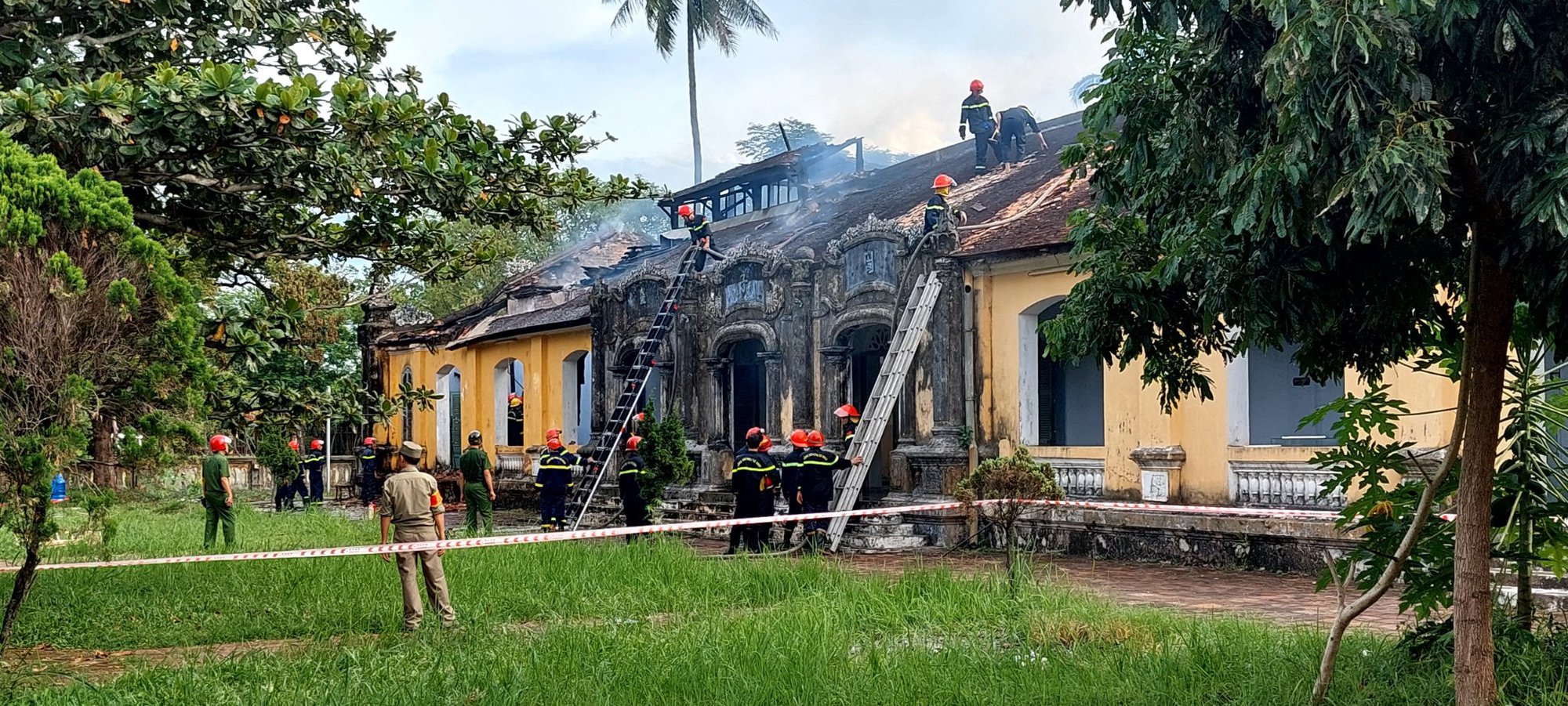 Nóng: Cháy lớn ở Di tích Quốc tử giám triều Nguyễn - Ảnh 2.