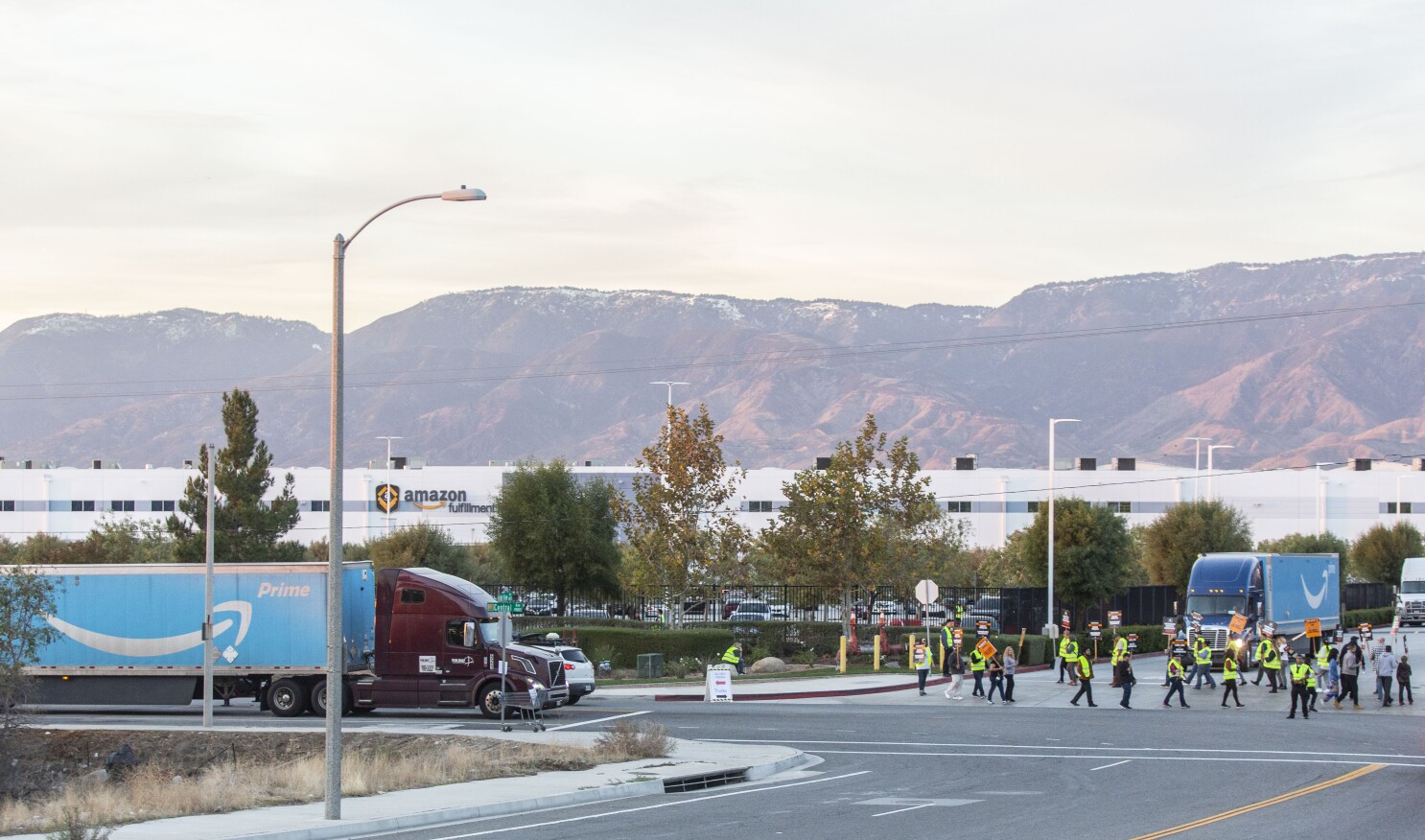 Công nhân Amazon đình công bỏ việc, lo ngại về an toàn tại trung tâm vận chuyển hàng không lớn ở California. Ảnh: @AFP.