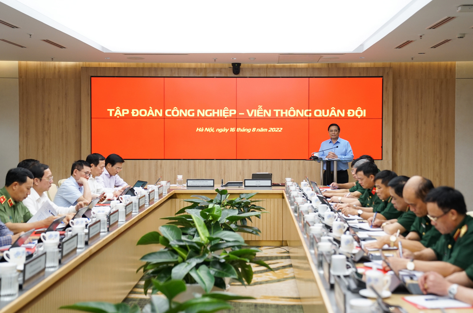 Thủ tướng đề nghị Bộ Quốc phòng chủ trì, phối hợp với các bộ, ngành liên quan tổng kết mô hình Viettel sau 30 năm thực hiện, rút ra các bài học kinh nghiệm trong xây dựng và phát triển một tập đoàn kinh tế nhà nước.