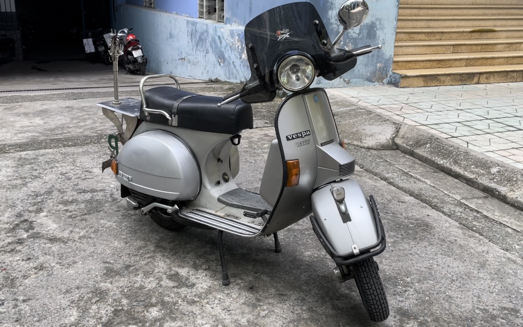Cụ ông gần 80 tuổi tự tay cải tiến các tính năng độc nhất vô nhị cho chiếc Vespa PX-150E 25 năm tuổi | Dân Việt Cụ Ông Gần 80 Tuổi Tự Tay Cải Tiến Các Tính Năng Độc Nhất Vô Nhị Cho Chiếc Vespa Px-150E 25 Năm Tuổi | Dân Việt